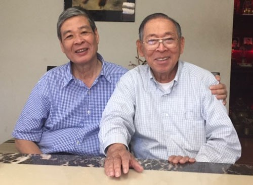 Tác giả (trái) và nhạc sĩ Tuấn Khanh tại nhà riêng của ông ở Mỹ. (Ảnh do tác giả cung cấp)