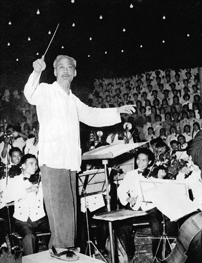 Chủ tịch Hồ Chí Minh bắt nhịp bài hát “Kết đoàn” tại dạ hội của thanh niên Thủ đô chào mừng thành công Đại hội lần thứ III Đảng Lao động Việt Nam và Quốc khánh nước Việt Nam dân chủ cộng hòa (tháng 9-1960). Ảnh tư liệu